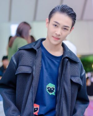 Krittapak Udompanich Instagram - ขอบคุณเสื้อผ้าจาก #qdesignandplay ค้าบบ 🙏🏻