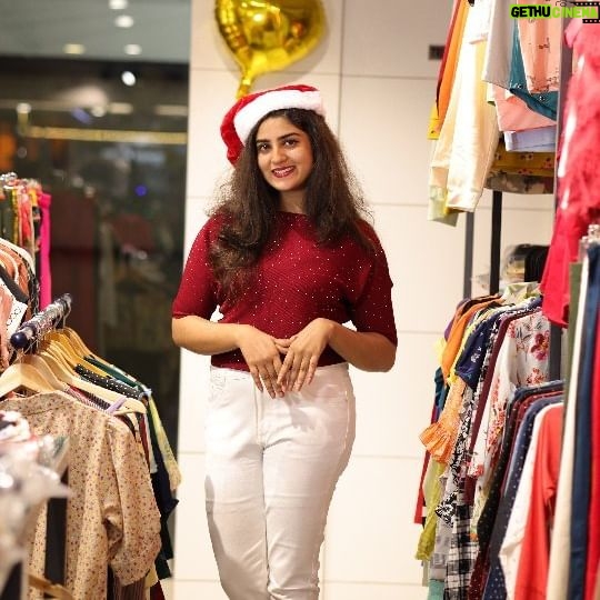 Krittika Pradeep - 1K Likes - Christmas collections ❣️👗🤍
.
#fashion#trendy#moderndress#modernoutfit#teenagefashion#thrissur#thrissurinsta#thrissuronlineshopping#onlineshopping#partywear#frocks#girlsfashion#trending#celebrityfashion#citycentre#fashion#fashionhub#teens#fashioninsta#instafashion#economyshopping#budgetshopping#dress#girlsdress#style#