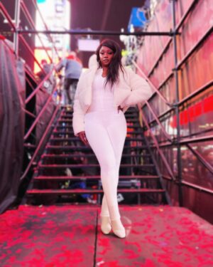 Ksyn Cason Instagram - ✌🏾 to 2023 and Hello to 2024!!! New Year’s @RockinEve 🎇 #RockinEve #NewYearsEve #NYC #BehindTheStage