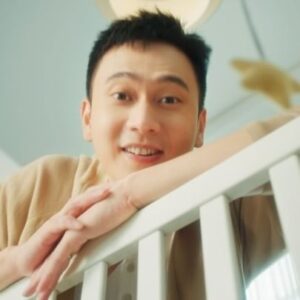 Kuan-Ting Liu Instagram - 雞蛋不要放在同一個籃子裡，
這句話是在學校學到的極少數理財知識，
但是老師沒告訴我雞蛋要放在哪裡，
我有什麼籃子可以選擇?
 
當爸爸之後經濟上的壓力確實大，
也常常會擔心自己的收入是否能cover這些以前不會想到的支出
（例如那不喝的30cc我又浪費一匙了，可是我能不泡嗎、剛換的尿布又濕了我能不換嗎、保險、預防針、還有自費的預防針、好了我不要再想了）
 
這時才真正面對財務規劃的重要，
因為我不再只要養活自己就好了，
而是要養一個家!
 
基金是一個不錯的工具，
把雞蛋放在這個籃子裡，
透過複利累積雞生蛋蛋生雞，
期待他往好的方向去

如果要踏出理財第一步，
我想就從基金開始的話~
「鉅亨買基金」是非常好的選擇。
小時候很喜歡挑戰這句話，沒想到派上用場了!
一起想想怎麼生活不擔心吧
投資一定有風險基金投資有賺有賠申購前應詳閱公開說明書

#鉅亨買基金，生活不擔心
#鉅亨買基金-隨時隨地買好基金
 
養娃不擔心 https://anuefund.tw/XIONt
出國不擔心 https://anuefund.tw/a1TYl 
了解更多 讓自己生活不擔心 https://anuefund.tw/5Z8PA