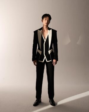 Kuan-Ting Liu Instagram - 金鐘58
Golden Bell Awards

Thanks to:
Suit: @balmain
Shoes: @louboutinworld
Jewelry: @cartier
Makeup: @sovenhomuha
Hair: @dustin_four_hair
Styled by: @chenghan_han
Photo: @33lightning33

#GBA58