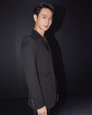 Kuan-Ting Liu Instagram - 謝謝Audi邀請～
Audi House of Progress Taipei 品牌概念店進駐信義區，置身沉浸式互動體驗，透過展場空間設計，深入了解品牌傳遞四大進化核心價值「永續、動能、科技、美學」。
近距離欣賞 Audi sphere concept 概念車四部曲之一的 Audi urbansphere concept 概念車，以及全台首次曝光的 The new Q8 Sportback e-tron。
一覽令人驚艷的未來移動科技以及頂尖純電概念車技術，與 Audi 攜手探索以進化為名的未來願景。

#Audi #AudiTaiwan #FuturelsAnAttitude 
#AudiHouseofProgress

Thanks to:
Makeup:@wenlee__
Hair:@dustin_four_hair
Styled by:@chenghan_han @lambertxtw
Photo:@honestudio_
Suit: @dionlee 
Shoes: @louboutinworld