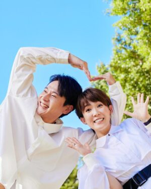 Kuan-Ting Liu Instagram - 終於可以跟大家分享我們的新作品：
小太陽☀️👶🏻

還記得是3月《呼吸》演出的時候
每一場上場前，我們都會深深擁抱彼此
謝幕時看著對方的眼睛，盡在不言中
演出到第16場的時候
我看著眼前這個人
這個陪著我15年卻依然含淚看著我的人
突然發現自己不再恐懼婚姻和寶寶了

接著他偷偷準備了婚戒、一番試探
6月多驚喜又搞笑地讓我點頭了
7月初的時候因為生理痛痛到昏倒
還缺席了活動的我
發現要擁有一個寶寶也許真的是非常困難的事
8月時身體一直不太舒服、斷斷續續出血
他機警地載我去婦產科檢查
原以為的生病變成兩條線的大驚喜
寶寶沒讓我們等，非常順利地來報到了！

也終於了解為什麼大家總說要滿三個月
因為前期真的經歷了許多不穩定
去了幾次急診、流了一些眼淚
醫生說，健康的胚胎會自己留下來
不健康的胚胎打針也留不住，會自然淘汰
也請讓我在這裡跟和我一樣害怕過的女孩們說
不論發生任何事，都請妳不要責怪自己
等寶寶準備好了自然會來找我們的：）

謝謝經紀夥伴們、室友涵、好友們全力照顧
還有小舅舅的中藥、水藥，安胎又安心
連可怕的孕吐一次過後，一回診就緩解
平安健康滿三個多月的小太陽
終於可以來跟大家打招呼了👶🏻☀️！

多了一個新角色的我們
正在好好學習如何照顧自己、照顧她/他
這可能是我們接過最困難、也最甜蜜的新角色囉😚
真的很謝謝大家給的愛
未來也請多多指教☺️☺️🙏🏻

（另外，可能因為前期安胎的關係，我已腫成小胖子，肚子也好大⋯⋯金鐘獎紅毯請無條件誇我美🥹😆！！）