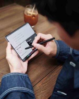 Kuan-Ting Liu Instagram - 平常看劇本要做筆記都要一直切畫面
還好有Galaxy Z Fold5的多重視窗分割 ，讓我可以一次開啟3個視窗，全新升級的Taskbar ，底下還能顯示近期4款愛用app工具列，可以更快速切換app ！

全新升級的S Pen  新一代更輕巧，而且還首次支援IOS系統的GoodNotes

分割操控面板讓操作起來更像隨身攜帶的小筆電，免手持讓我可以隨時隨地都方便操作

搭載最新的高效能處理器與7.6吋可摺疊的超大螢幕，不只玩遊戲不lag ，看影片追劇更過癮

而且，有時候想要螢幕大一點，有時候又只需要他小小的，摺疊！解決了我不少煩惱！

@samsungtaiwan 

#旗艦新摺疊 
#即刻超展開 
#galaxyzfold5 
#teamgalaxy