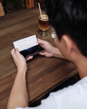 Kuan-Ting Liu Instagram - 平常看劇本要做筆記都要一直切畫面
還好有Galaxy Z Fold5的多重視窗分割 ，讓我可以一次開啟3個視窗，全新升級的Taskbar ，底下還能顯示近期4款愛用app工具列，可以更快速切換app ！

全新升級的S Pen  新一代更輕巧，而且還首次支援IOS系統的GoodNotes

分割操控面板讓操作起來更像隨身攜帶的小筆電，免手持讓我可以隨時隨地都方便操作

搭載最新的高效能處理器與7.6吋可摺疊的超大螢幕，不只玩遊戲不lag ，看影片追劇更過癮

而且，有時候想要螢幕大一點，有時候又只需要他小小的，摺疊！解決了我不少煩惱！

@samsungtaiwan 

#旗艦新摺疊 
#即刻超展開 
#galaxyzfold5 
#teamgalaxy