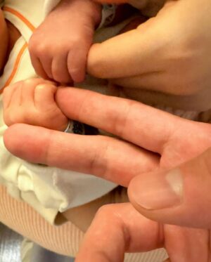 Kuan-Ting Liu Instagram - 我會永遠記得從南部和豆北上直接開到婦產科的那一晚，我在加油站的廁所收到豆傳來的訊息，兩個字，很簡短很明確又不那麼明確，兩個字：有了。然後人就不見了，等等，是什麼意思？妳前面跟我說要驗尿妳沒有想尿，所以有了，是有尿的意思嗎？還是什麼的意思？？留下滿頭問號的我以及無限的想像空間。
我在手術房外想著那天晚上彷彿是昨夜，而此刻我的心跳頻率應該不會輸給小太陽，在這種緊張的時刻需要很多的指令去抓住去跟隨，讓聽從指令的身體緩和不知所措的心，爸爸坐在這裡等，爸爸穿隔離衣，爸爸洗手，爸爸可以進來，爸爸坐媽媽這裡，我終於又再見到妳了，我握著豆的手，看著她，就看著她，我要記得她這麼辛苦又充滿光輝的模樣，然後，哭聲！喔！小太陽，你出生了，喔，兒子，我是把拔她是馬麻，沒事沒事你別害怕，謝謝醫生，謝謝妳們！謝謝妳們的悉心照顧，小太陽平安來到這個世界上了。謝謝，謝謝，好喔把拔先到外面等。
我又坐在外面等了，只是裡面多了一個人，我聽著兒子洗澡的哭聲，聽著豆跟醫生的談話聲，想著這一路以來，想著想著護理師叫我來確認一下，十根手指12345678910，十根腳趾12345678910，好久沒有這麼專心的從一數到十了，你想抱他一下嗎？可以嗎？可是他還這麼小，兒子這是我每天晚上都會唱給你聽的歌，You are my sunshine,my only sunshine,you make me happy,when skies are gray,you’ll never know dear,how much I love you,so please don’t take my sunshine away.