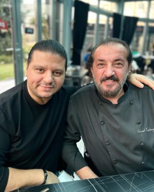 Kubat Instagram - Şefim ve Efsane lezzetleri🧿doyulmaz💫 @chefmehmetyalcinkaya 🖤
Ses tonu da bir o kadar lezzetli şefimin🎵 Yakında…🎬
#studio #14 #dk #kubat #türkü