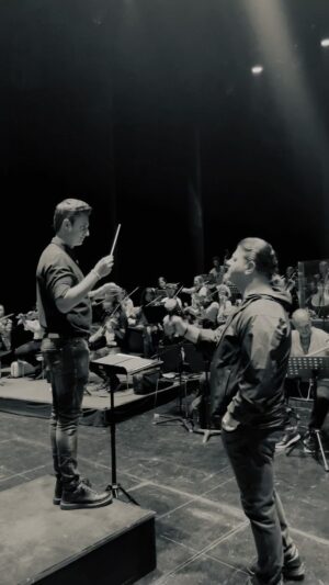 Kubat Instagram - Aşık Veysel 50. Yılında Senfoniyle ve Sizlerle  buluştu. Konser öncesi provadan… Emeği geçen herkese teşekkürler🖤
#aşıkveysel #uluslararasıhalkmüziklerifestivali 
Şef @erayinal 🎵  @akmistanbul