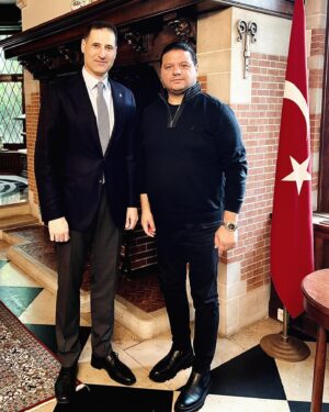 Kubat Instagram - Belçika’da T.C. Anvers Başkonsolosumuz 
Sn.Batu KESMEN’i ziyaret ettim… Anvers’te görevini tamamlamak üzere, ancak gönüllerde bıraktığı İz hiç bir zaman silinmeyecek🧿
Sn.Kesmen’i her gördüğümde Aşık Yoksul Derviş’in sözleri gelir aklıma “Halka hizmet et Hak olsun dostun, sevgi saygı göster sarıl insana.” 
Yeni görevinizde başarılarınızın daim olmasını diliyorum. Sonsuz Teşekkürler💫