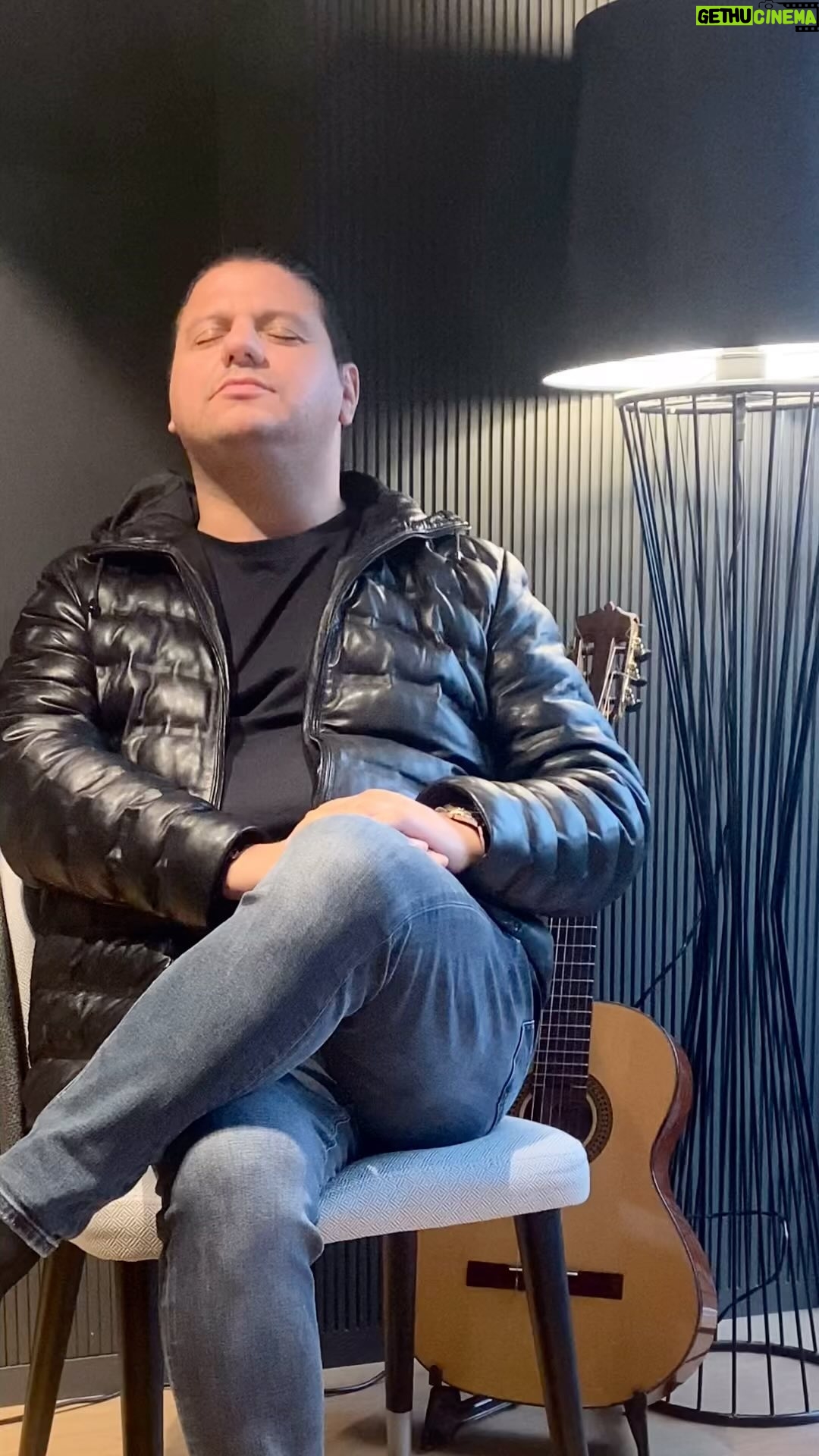 Kubat - 42.3K Likes - Sevgili @emrahofficial ‘ın 40.Yıl Projesi 💫
Benden de “Ben Nasıl” gelsin… 🎵🧿
@mehmethan_disbudak @selahattinguzelel
@seyhanmuzikofficial @bulent_seyhanmuzik
@cantalanioglu