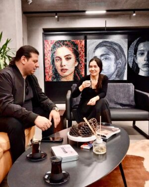 Kubat Instagram - Muhteşem Eserleri Dünyayı Büyülüyor @denizsagdicart 🧿💫 
Sesini merak ettim tabi…🎵😊
#studio14 #new #project