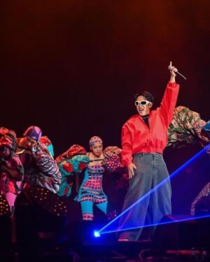 Kumachan Instagram - 草蜢-超猛 new verse by me

草蜢
hopping on the mic like grasshoppers
globe trotters 席捲全球 走到哪都引起
騷動
hopping on the stage 到處走跳
從多倫多跳到新加坡 歌迷接機喊著
welcome
寶貝對不起 票又sold out
跟傑哥偷要了vip 限時送給你進
包廂
月曆上畫一個X 三月一十八
一起忘情森巴 炸的
（超猛）
迪斯可的祖師爺
cassette到streaming
創造大數據 流量數字威
（草蜢）
再一次 豎起大拇指 
sir one one 三倍讚的聰明蔡一智（才智）
好料的 要問老饕傑少 怎麼辦
不只涼拌炒雞蛋 票從紅磡炒到小巨蛋
熊仔rocking with 草蜢仔 
聽那萬眾期待 回到華麗舞台

不可思議 連我也想不到有機緣擔任天團草蜢 台北小巨蛋的來賓
謝謝 @djremus_choy 草蜢傑哥的邀請與信任
好久沒有上台前這麼緊張
週一才寫好verse 週六下午初彩排
晚上小巨蛋直直炸 
昨晚見證了草蜢巨星氣場
只能用震撼形容 三個半小時唱跳無冷場 全場暴動
也看到前輩們幕後運動員般的自律 在此獻上深深respect🫡🫡🫡

Clothes all by #Balenciaga
Glasses by @maisonmargiela @gentlemonster @puyioptical