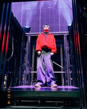 Kumachan Instagram - 草蜢-超猛 new verse by me

草蜢
hopping on the mic like grasshoppers
globe trotters 席捲全球 走到哪都引起
騷動
hopping on the stage 到處走跳
從多倫多跳到新加坡 歌迷接機喊著
welcome
寶貝對不起 票又sold out
跟傑哥偷要了vip 限時送給你進
包廂
月曆上畫一個X 三月一十八
一起忘情森巴 炸的
（超猛）
迪斯可的祖師爺
cassette到streaming
創造大數據 流量數字威
（草蜢）
再一次 豎起大拇指 
sir one one 三倍讚的聰明蔡一智（才智）
好料的 要問老饕傑少 怎麼辦
不只涼拌炒雞蛋 票從紅磡炒到小巨蛋
熊仔rocking with 草蜢仔 
聽那萬眾期待 回到華麗舞台

不可思議 連我也想不到有機緣擔任天團草蜢 台北小巨蛋的來賓
謝謝 @djremus_choy 草蜢傑哥的邀請與信任
好久沒有上台前這麼緊張
週一才寫好verse 週六下午初彩排
晚上小巨蛋直直炸 
昨晚見證了草蜢巨星氣場
只能用震撼形容 三個半小時唱跳無冷場 全場暴動
也看到前輩們幕後運動員般的自律 在此獻上深深respect🫡🫡🫡

Clothes all by #Balenciaga
Glasses by @maisonmargiela @gentlemonster @puyioptical