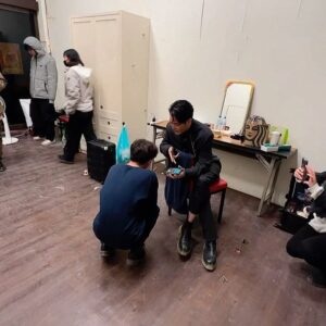 Kumachan Instagram - 前陣子進入freestyle狂熱期
遇到誰都逼他們陪我free
wannasleep和gummyb來我家都被迫free完一首才能回家 卡詞還要倒帶重free
《流水帳》MV拍攝當天到場時 幾個飾演學員的蒙面人一早就到場 全副武裝感覺就很熱
拍到晚上時我才聽工作人員說他們是台大嘻研的學弟
我整個興奮起來 開始在空檔展開強迫freestyle情勒
到了晚上11點他們終於殺青換裝時 
我逮住他們 說不准走 
free完一個type beat才能回家
結果學弟們面面相覷
社長阿金挺身而出力抗邪惡 
最後通過試煉 大家終於下班被放走後
不知道為何氣氛有點尷尬 
我越想越不對 上樓問導演怎麼回事 
才發現原來他們表定晚上7點收工
delay到了11點 從基隆回台北已經沒有車了
我還在那邊拖延人家 大搞砸 超級不好意思🤦‍♂️
在這邊再次感謝學弟們的相挺
對不起 我錯了 下次時間充裕再一起free
free完才能回家