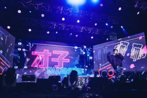 Kumachan Instagram - “For new guys, hope this the first time you heard Nas
It's a special moment, a million reasons I wrote it
My shit'll get you re-centered 'cause you can tell where my soul is” - Nas <First Time>

是否記得第一次聽到熊仔 
現場是人人小場人擠人 或耶誕城人山人海
10years in 歌詞照樣鑽研仍刪仍改
買榜仍 like to nominate小人 像goty reformed orthodox rabbi

shout out to 聊天室喊著這誰的朋友
這是特別的一刻turbulence unavoidable 
當跨同溫層對流

這種言以前我也會留 「這誰？」這我
但現在我們匯流 
這誰 這我
