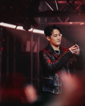 Kumachan Instagram - 我想要看到你們贏
我想要聽到金曲金音唱到你們名
我想要廠商看到你們賺到價碼加好幾個零

it means everything
當我看到你們贏
used to battle in the mad streets of 西門町
台下各帶兄弟幾人挺
現在秒售北流一整廳
dj mr skin
drop the super villian theme
粉絲吶喊時我看到你們贏
it means everything
it means everything

憑什麼 憑實力
mama we gon get on MTV
可知道憑肌肉記憶 不用提詞機
得要寫斷多少原子筆
不是原子少年顏值系
嘻哈仔面惡心善 滿臉刺青 發文顏文字系

沒有近路 只有枉路 這是龜兔賽跑
多推進度 少用網路 別為截圖開譙
後浪推前浪 turn that next wave to海嘯
詞王to詞王 yea u made kuma proud

大嘻哈時代2 🫡
關關難過乾乾過
謝謝謝乾乾的肝 @bboydry love u 😘