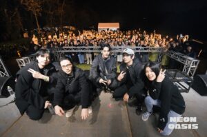 Kumachan Instagram - 在泥濘之夜 將寂靜撕裂
高海拔芬多精洗滌著肺
揮舞的光暈在雨霧中散射
如燈塔般驅逐著虛無與忐忑

thank u all for coming🙏