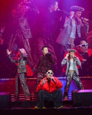 Kumachan Instagram - 草蜢-超猛 new verse by me

草蜢
hopping on the mic like grasshoppers
globe trotters 席捲全球 走到哪都引起
騷動
hopping on the stage 到處走跳
從多倫多跳到新加坡 歌迷接機喊著
welcome
寶貝對不起 票又sold out
跟傑哥偷要了vip 限時送給你進
包廂
月曆上畫一個X 三月一十八
一起忘情森巴 炸的
（超猛）
迪斯可的祖師爺
cassette到streaming
創造大數據 流量數字威
（草蜢）
再一次 豎起大拇指 
sir one one 三倍讚的聰明蔡一智（才智）
好料的 要問老饕傑少 怎麼辦
不只涼拌炒雞蛋 票從紅磡炒到小巨蛋
熊仔rocking with 草蜢仔 
聽那萬眾期待 回到華麗舞台

不可思議 連我也想不到有機緣擔任天團草蜢 台北小巨蛋的來賓
謝謝 @djremus_choy 草蜢傑哥的邀請與信任
好久沒有上台前這麼緊張
週一才寫好verse 週六下午初彩排
晚上小巨蛋直直炸 
昨晚見證了草蜢巨星氣場
只能用震撼形容 三個半小時唱跳無冷場 全場暴動
也看到前輩們幕後運動員般的自律 在此獻上深深respect🫡🫡🫡

Clothes all by #Balenciaga
Glasses by @maisonmargiela @gentlemonster @puyioptical