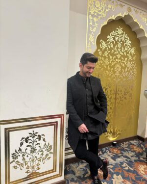 Kunal Jaisingh Instagram - Black is always classy 

Outfit:- @kalkifashion 
Styled by:- @priyavajani 
Click maestro:- @kapiltejwaniofficial 

#sukar #kunaljaisingh #ootd #ootn #royal