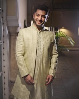 Kunal Jaisingh Instagram - Royalty in love exploring our own palace of dreams! 

Costume K&B :- @kalkifashion 
B’s H&M :- @makeup_bypashmeen 
Styled by :- @priyavajani 
📸:- @kapiltejwaniofficial

#sukar #couple #royal