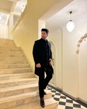 Kunal Jaisingh Instagram - Black is always classy 

Outfit:- @kalkifashion 
Styled by:- @priyavajani 
Click maestro:- @kapiltejwaniofficial 

#sukar #kunaljaisingh #ootd #ootn #royal