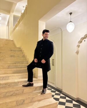 Kunal Jaisingh Instagram - Black is always classy 

Outfit:- @kalkifashion 
Styled by:- @priyavajani 
Click maestro:- @kapiltejwaniofficial 

#sukar #kunaljaisingh #ootd #ootn #royal