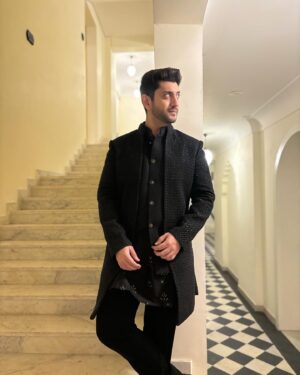 Kunal Jaisingh Instagram - Black is always classy 

Outfit:- @kalkifashion 
Styled by:- @priyavajani 
Click maestro:- @kapiltejwaniofficial 

#sukar #kunaljaisingh #ootd #ootn #royal