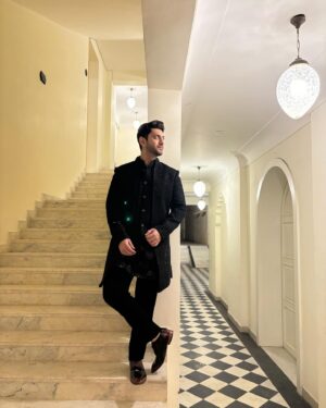 Kunal Jaisingh Instagram - Black is always classy 

Outfit:- @kalkifashion 
Styled by:- @priyavajani 
Click maestro:- @kapiltejwaniofficial 

#sukar #kunaljaisingh #ootd #ootn #royal