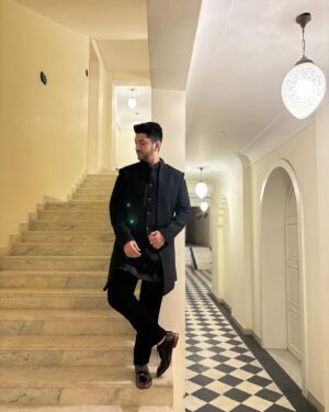 Kunal Jaisingh Instagram - Black is always classy 

Outfit:- @kalkifashion 
Styled by:- @priyavajani 
Click maestro:- @kapiltejwaniofficial 

#sukar #kunaljaisingh #ootd #ootn #royal