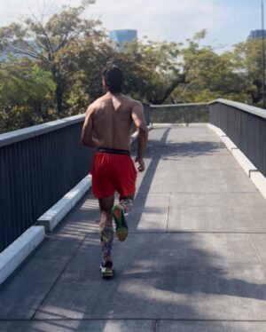 Kunal Kapoor Instagram - Not just a walk in the park 🤸🏻‍♂️🤸🏻‍♂️
#musclemonday #fitfamily 
@sahrattan @nikrattan