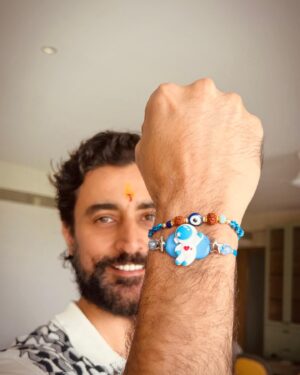 Kunal Kapoor Instagram - From the biggest and flashiest Rakhi’s to embarrass me as a young kid to the Astro man Rakhi this year. Something’s never change, thankfully. 
#threadsoflove