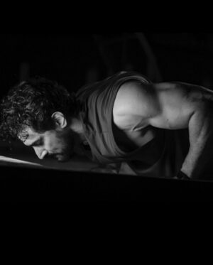 Kunal Kapoor Instagram - Work hard in the darkness,
To shine bright in the spotlight
#darkknight

📸 @poruskhareghat 
@thecuttingcrewstudio