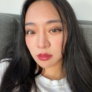 Kunjue Li Instagram - 以前以为，“养兵千日，用兵一时”有一种蓄意已久的勇敢，在那“一时”一声怒吼，击鼓宣战，气势磅礴。后来才知道，原来那“一时”也可以这么悄无声息地到来，如此沉闷和平凡，一个平淡无奇地初春午后，对他人来说不过是日记上普通的一天，我告别我的猫咪，踏上征途，希望一切都好。#filming #beginning #journey