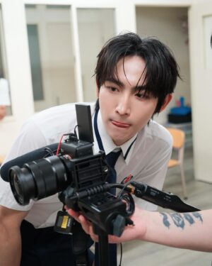 Kurt Huang Instagram - 大家好，好久不見！
最近在上學🎒