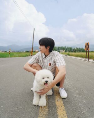 Kurt Huang Instagram - 女明星出門，累死保鑣。
@bichon.lunaaa