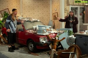 Kurtwood Smith Instagram - Shout out to the phenomenal guest stars of That 90’s Show Season 2, Part 2. Thanks for hanging out with us! #carmenelectra #lisaloeb #wayneknight #sethgreen #willforte #kadeemhardison #jasonmewes #kevinsmith #tommychong #mattrife 🤩(casting by our own amazing @gfloodnyc)
