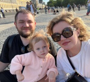 Kuzma Gridin Instagram - Мужик в черной футболке. Еще есть жена мужика. И дочь мужика. Семейный день.