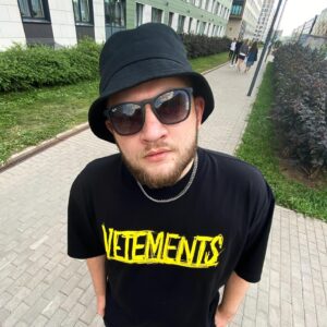 Kuzma Gridin Instagram - Ситуация такая. Сегодня должны были быть съемки, но по определенным причинам их пришлось отменить. День свободный, решил, что нужно сделать другие дела и я решил заехать в эйчимдэм, чтобы прикупить новых трусов. Съездили с коллегой, начальником транспортной службы в Балдеж инкорарейтед @maxontaxon . Пока я выбирал трусы, Максим Даниилович остановился на  стенде с панамками. Мне стало интересно и я решил прикупить себе тоже такую шапочку. Данилыч подметил, что я стал похожим на музыкантов из группы эндшпиль и мияги. Я не знаю, кто они такие, поэтому решил спросить у вас. На кого я похож больше? На Мияги или Эндшпиля?