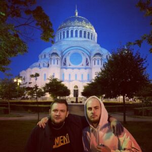 Kuzma Gridin Instagram - Праздновали давеча день рождения Антона Сергеича. Собрались с коллегами и выпили как говорится по 100 грамм. Гуляли недолго и разошлись. По дороге обратно встретился с Дмитрием (на фото справа) и захотелось к собору святителя Николая Чудотворца. Поехали в Крондштат в четвёртом часу ночи. Катенька, моя жена, не поверила что я в четыре ночи решил в собор заехать. Прикладываю фото доказательство. Собор очень красивый, рекомендую съездить всем!