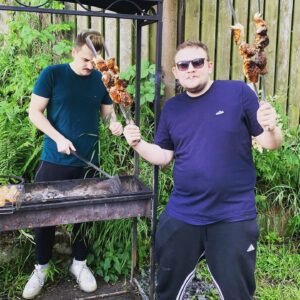Kuzma Gridin Instagram - Выехали с мужиками загород на шашлычки. Ковида не видел, отвечаю. Жены пока ушли грибы собирать, детей уложили. Вот  и с ребятами по 50 грамм накатили. Шашлычки огонь кстати получились. Вот угарную фотку ещё сделали. Руся фотает, Юлий за мангалом, а я повелитель шампуров.