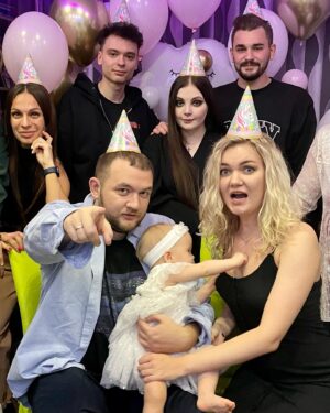 Kuzma Gridin Instagram - Марии вчера исполнился 1 год! Т.к @catherine_gridina выложила все удачные фотографии себе, я взял на себя ответственность выложить те фотографии, которые были помечены, как «нельзя выкладывать»