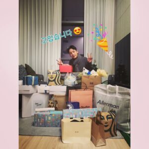 Kwak Si-yang Instagram - 생일 축하해주신 모든 분들께 감사하단 말씀 드립니다 ❤ 
1월15일 만만세!! 유후!!
2022년 다들 건강유의 하시구요.
항상 좋은 일만 가득 하시길 기도하겠습니다 ❤ 진짜진짜 너무 감사해요!!