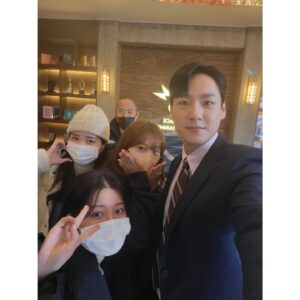 Kwak Si-yang Instagram - 드라마 아이돌
벌써 오늘이 마지막 방송이네요
저녁 11시 JTBC 에서 만나요 ❤

민규 은상 서후 은기 준영
희연 소정 소은 솔빈 지원

세하형 재준이형 
정웅인선배님
수인누나 유진이

와..진짜 다 쓰고싶은데
못써서 아쉽네요.. 

노종찬 감독님
정윤정 작가님

감사했습니다. 또 만나요 우리 ❤ 

시양팀 고생했어요 ❤
