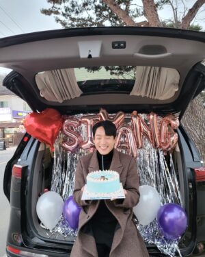 Kwak Si-yang Instagram - 아이돌 촬영을 끝내고 안그래도 뭉클한데, 우리 시양팀은 내가 뭐 이쁘다고 이렇게 준비를 해줬는지..
오늘 함께 못한 우리 대독매 고마워 형.
원석 혜연 지현 지연 다들 고생했구, 승아원장님 수연실장 새벽마다 나오느라 고생했고 고마웠어요 ❤