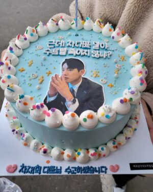 Kwak Si-yang Instagram - 아이돌 촬영을 끝내고 안그래도 뭉클한데, 우리 시양팀은 내가 뭐 이쁘다고 이렇게 준비를 해줬는지..
오늘 함께 못한 우리 대독매 고마워 형.
원석 혜연 지현 지연 다들 고생했구, 승아원장님 수연실장 새벽마다 나오느라 고생했고 고마웠어요 ❤