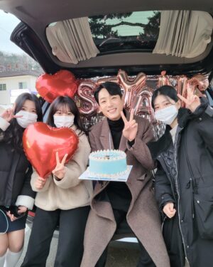 Kwak Si-yang Instagram - 아이돌 촬영을 끝내고 안그래도 뭉클한데, 우리 시양팀은 내가 뭐 이쁘다고 이렇게 준비를 해줬는지..
오늘 함께 못한 우리 대독매 고마워 형.
원석 혜연 지현 지연 다들 고생했구, 승아원장님 수연실장 새벽마다 나오느라 고생했고 고마웠어요 ❤