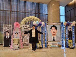 Kwak Si-yang Instagram - 너무너무 감사하잖아요 ❤ 
드라마 아이돌 !! 열심히 촬영하고 재밋는 드라마 만들어볼게요 👍