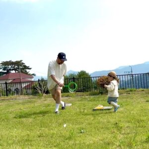 Kwon Da-hyun Instagram - 아빠와 아들❤️.
다 따라하는 이든💋.
예쁜 이든💕.

#23개월#잡초뽑기#비눗방울#마당있으니#좋다#신나게#맘껏#뛰어#놀자#최이든#사랑해
