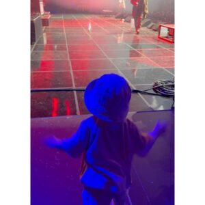 Kwon Da-hyun Instagram - 이든 인생 첫 무대😆.
처음으로 아빠 일하는거 보여주러 갔는데 무대 위로~😊.
저렇게 많은 사람 처음보지?이든아?!ㅋㅋㅋ.걱정과 달리 “아빠” 부르고 엉덩이 흔들고 박자 아는 이든❤️.
역시 @realmithrajin 아들이군.
너무나도 잘 즐겨준 이든 thumbs up👍.

#에픽하이#이든이가#볼수있게 #오래오래#활동#해주세요#서재페#2023#epikhigh