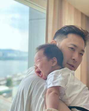 Kwon Da-hyun Instagram - 이든이는 지금도, 신생아일때도 잘웃는 아기.
지금은 몽글몽글하게 변해서 더 귀여움👼🏻.
남자아이지만 사랑스러운 이든🥰.
오늘도 잘하고 오셔 이든아빠.
홧팅👏🏻👏🏻👏🏻
#생후51일때#이든#eden#아빠와아들#눈웃음#소띠아기